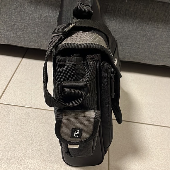 Targus CityGear Messenger Bag Black/Gray/White NWOT - Picture 2 of 6